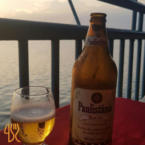 Cerveja gelada com vista pro rio