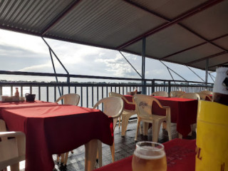 Mesa à beira d'água